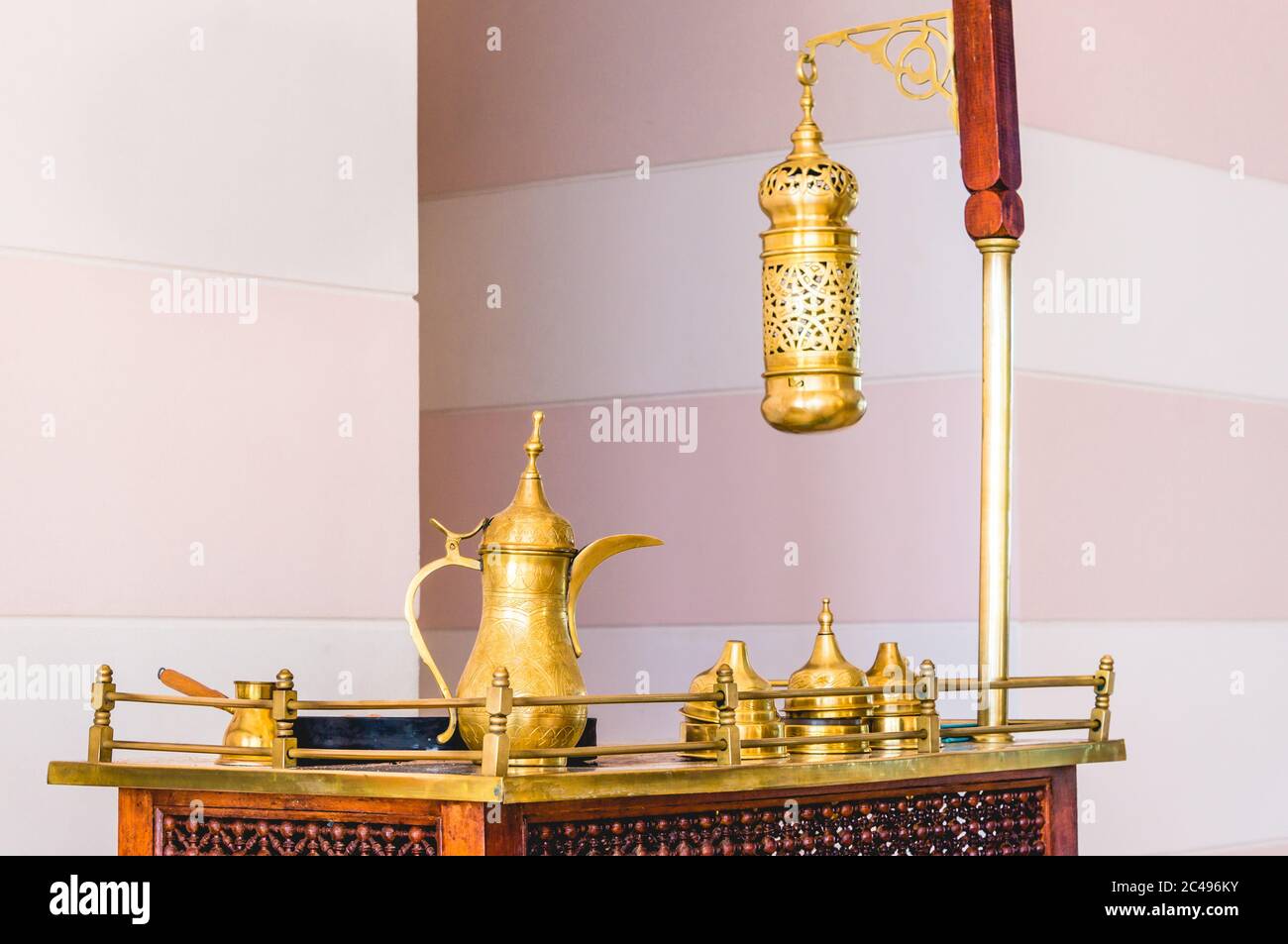 Tradizionale set di caffè arabico con cezve e dallah su tavolo antico Foto Stock