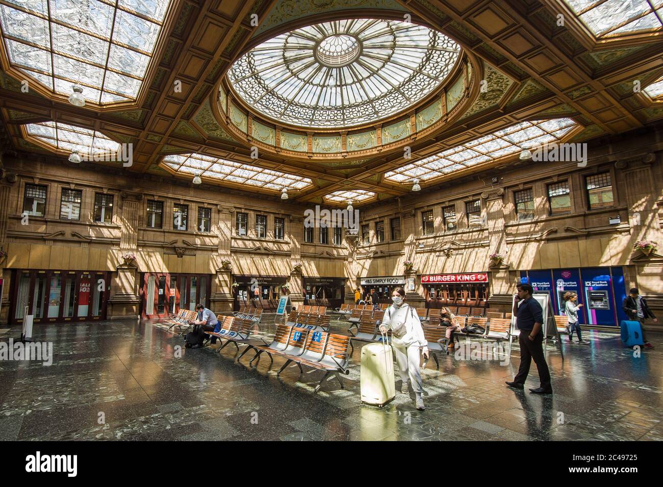 Le scene all'interno della stazione di Waverley a partire dal lunedì le maschere facciali sono impostate come obbligatorie sui mezzi di trasporto pubblici in Scozia. La Scozia è in una quattordicesima settimana di blocco a causa dell'epidemia di covid-19. Credito: Euan Cherry Foto Stock