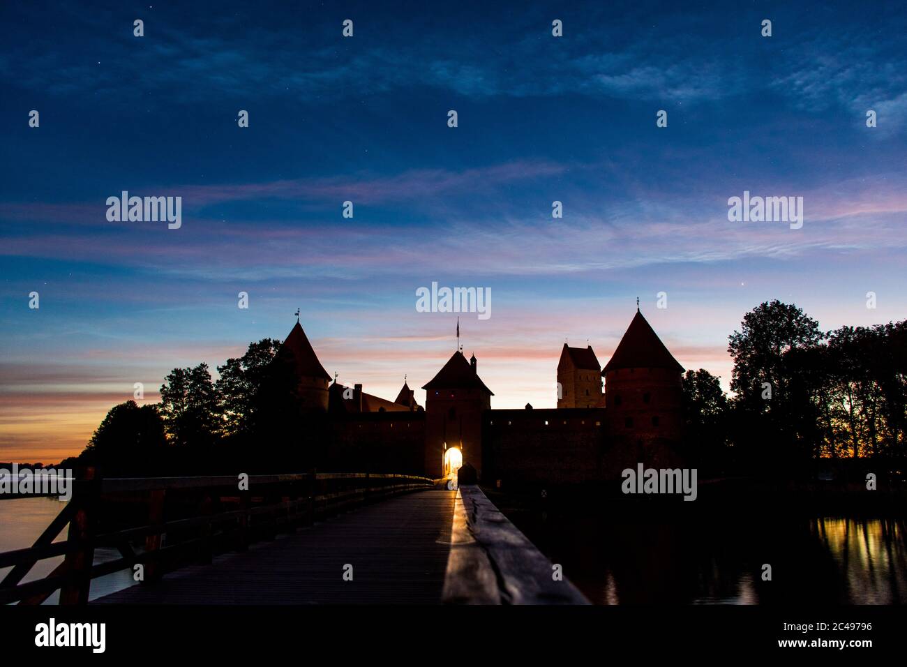 Castello medievale di Trakai, Vilnius, Lituania, Europa orientale, situato tra splendidi laghi e la natura, splendida notte di mezza estate Foto Stock