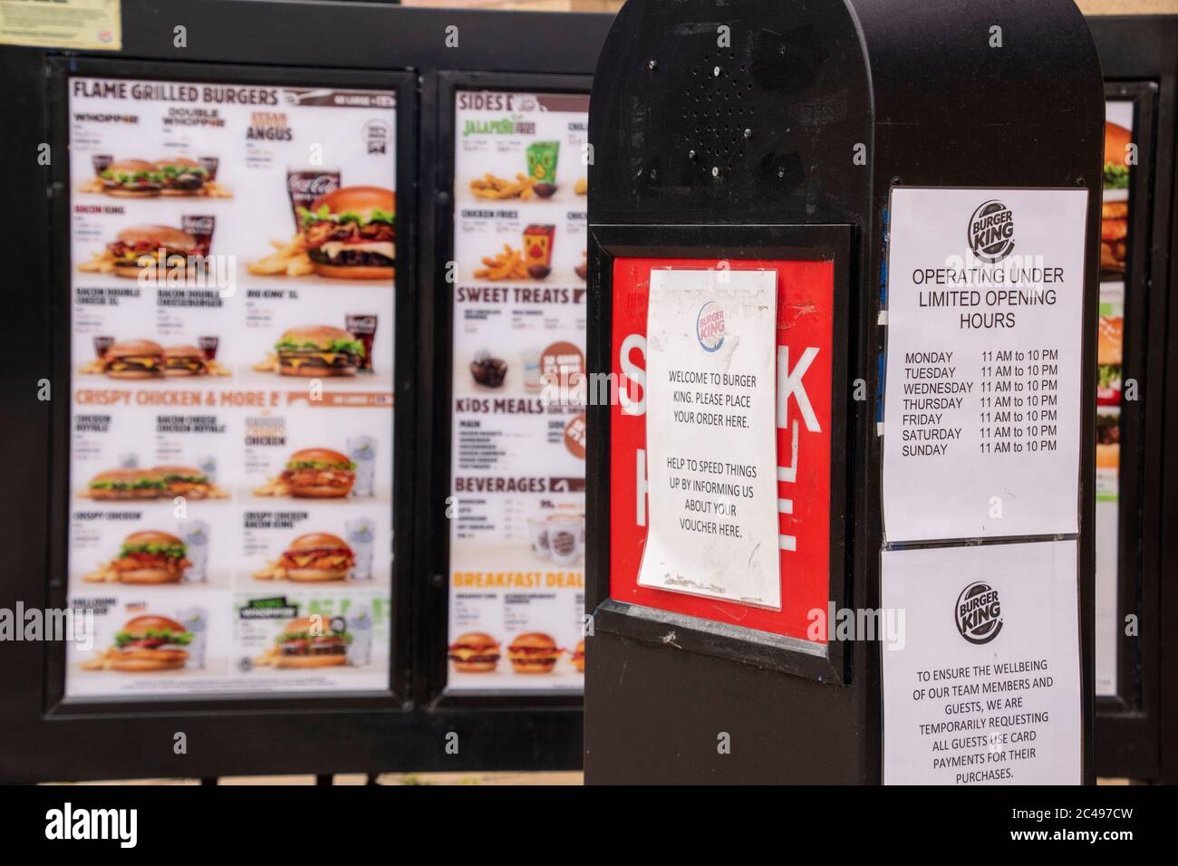 Sheffield UK – Maggio 13 2020: Avvisi per ore limitate e pagamento con carta di credito solo dal menu e punto d'ordine al Burger King guidare attraverso il ristorante duri Foto Stock