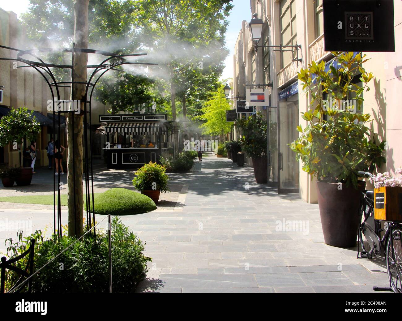 Centro commerciale outlet Las Rozas con acqua di raffreddamento umidificante spray Dalle bocche nelle zone pedonali Madrid Spagna Foto Stock
