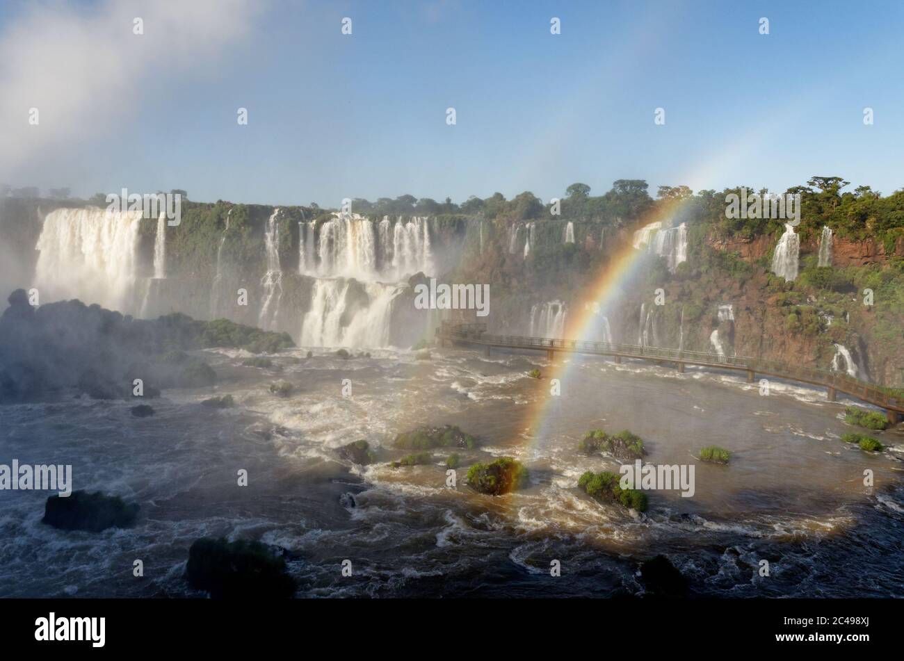 Rainbow sopra una cascata alle Cascate di Iguacu, Brasile Foto Stock
