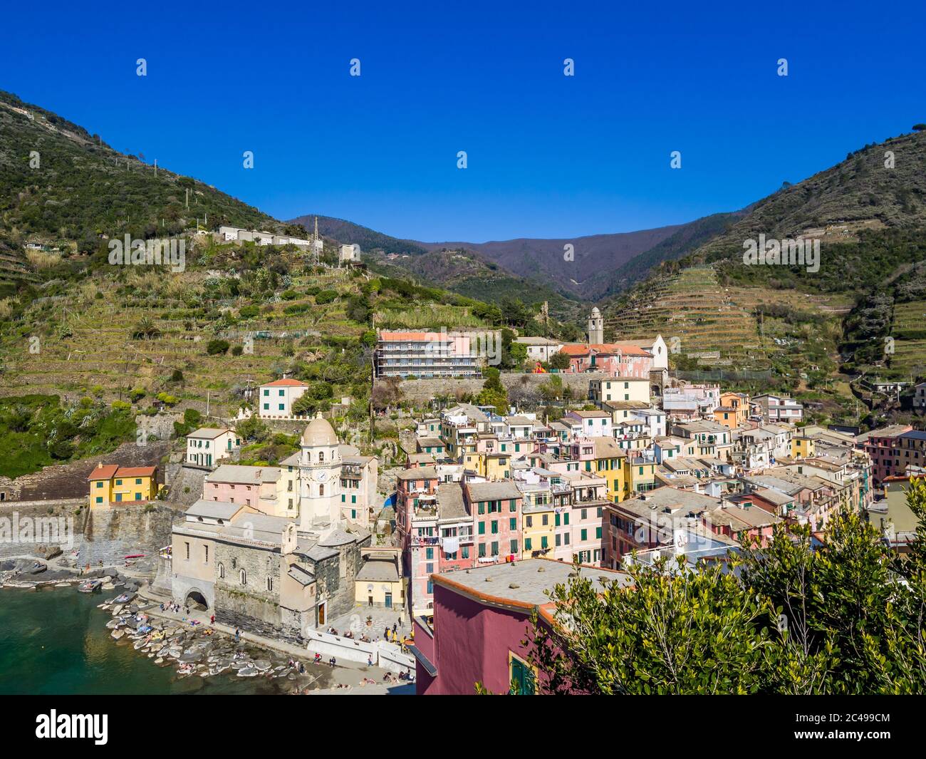 Vista di Vernazza, uno dei cinque colorati villaggi delle cinque Terre Foto Stock