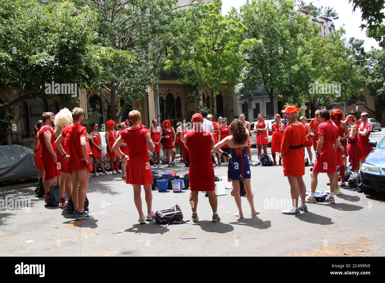 Briefing pre-corsa per i partecipanti al Sydney Thirsty Hash House Harriers 2014 Red dress run su Dowling Street, Woolloomooloo. Foto Stock