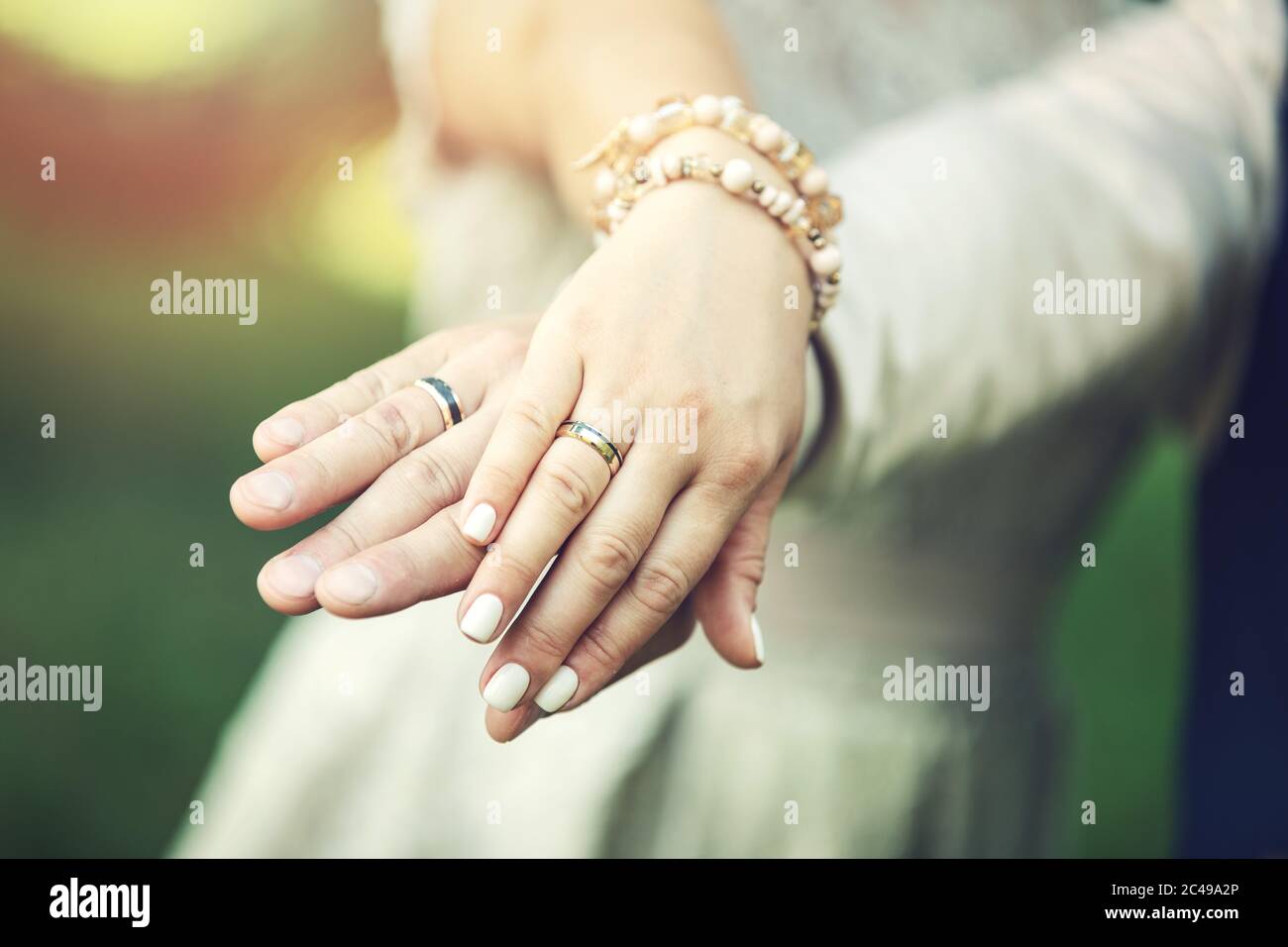 anelli di nozze sulle mani dello sposo e dello sposo Foto Stock