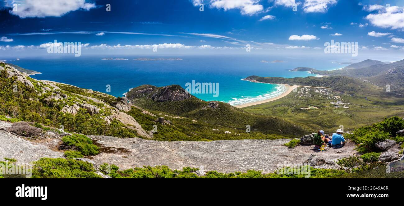 Mount Oberon, Wilsons Promontory National Park, Victoria/Australia – 31 dicembre 2019: Escursionisti che pranzano e godono della vista dalla cima di M. Foto Stock