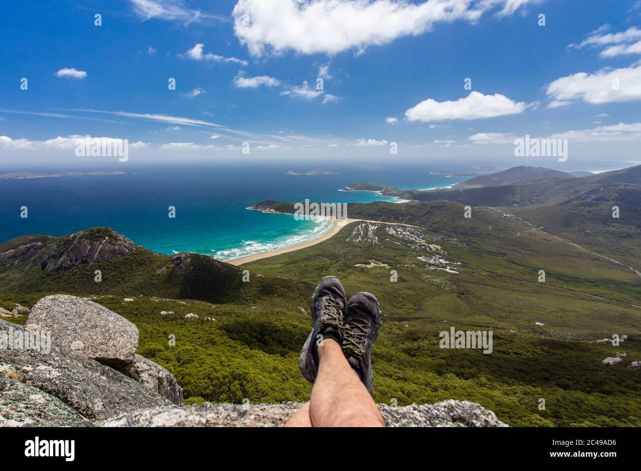 Escursionista godendo la vista dalla cima del Monte Oberon al Wilsons Promontory National Park a Victoria, Australia Foto Stock