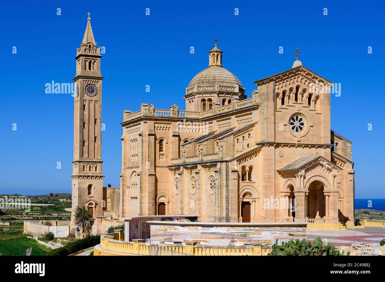 Basilica del Santuario Nazionale della Beata Vergine di Ta' Pinu a Gharb, sull'Isola di Gozo, Malta. Foto Stock