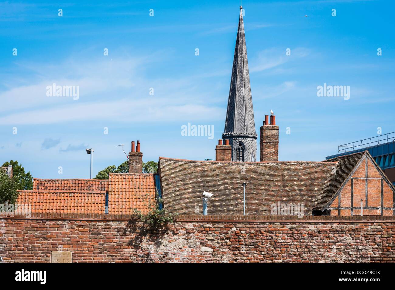 Architettura medievale, vista dello skyline medievale della storica King's Lynn che incorpora un mix di materiali da costruzione, Norfolk, Inghilterra, Regno Unito Foto Stock