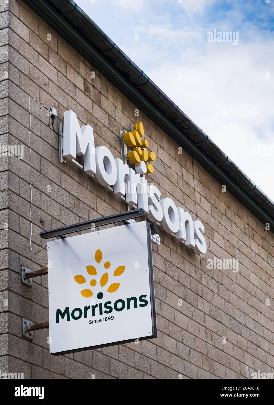 Cartello e logo sul lato di un supermercato Morrisons, Regno Unito Foto Stock