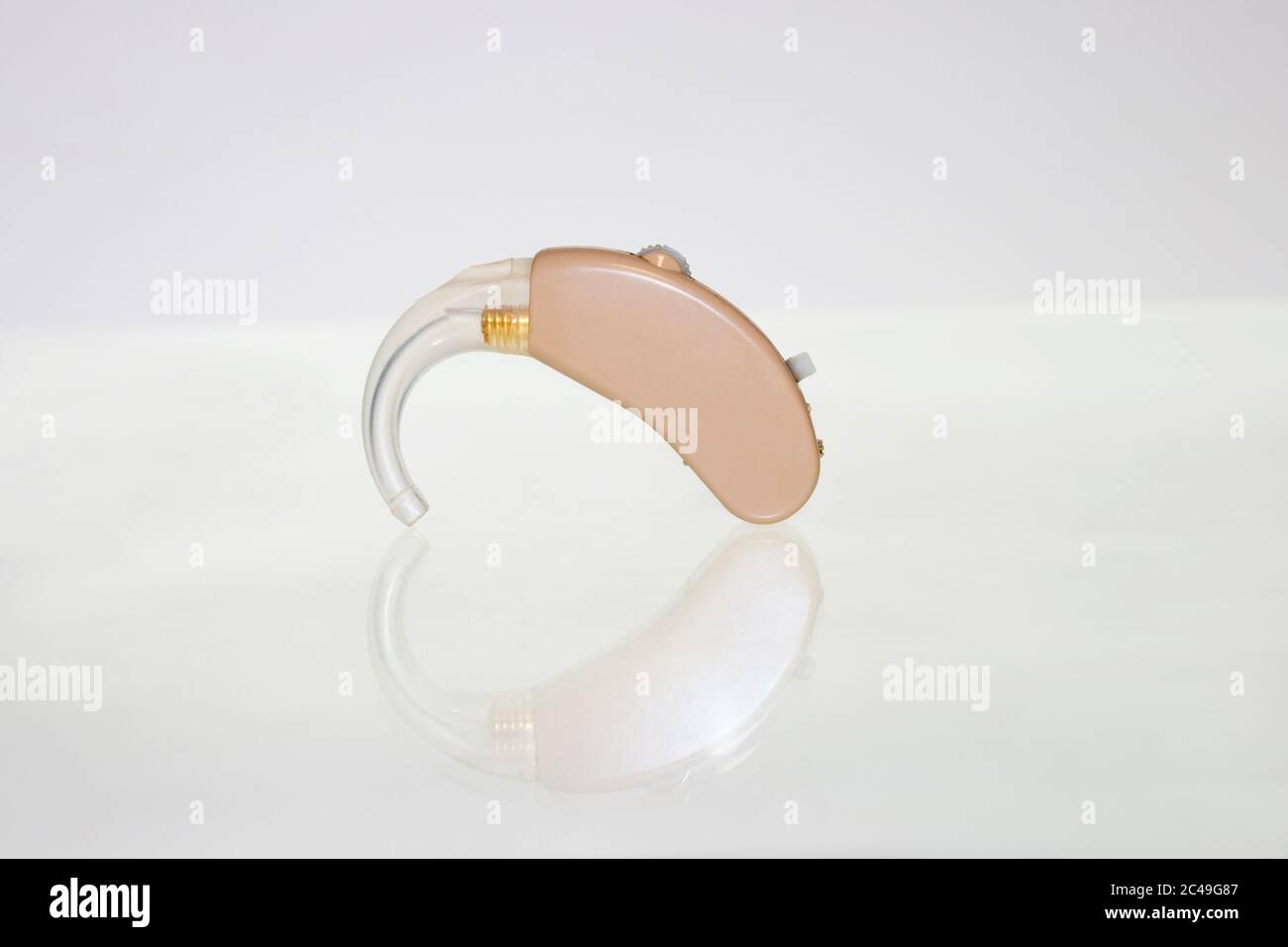 Apparecchio acustico analogico a uso singolo con riflesso. Foto Stock