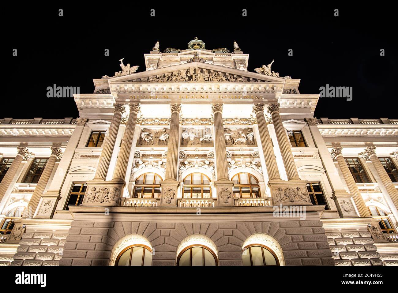 Storico edificio neorinascimentale del Museo Nazionale di Praga di notte, Repubblica Ceca. Foto Stock