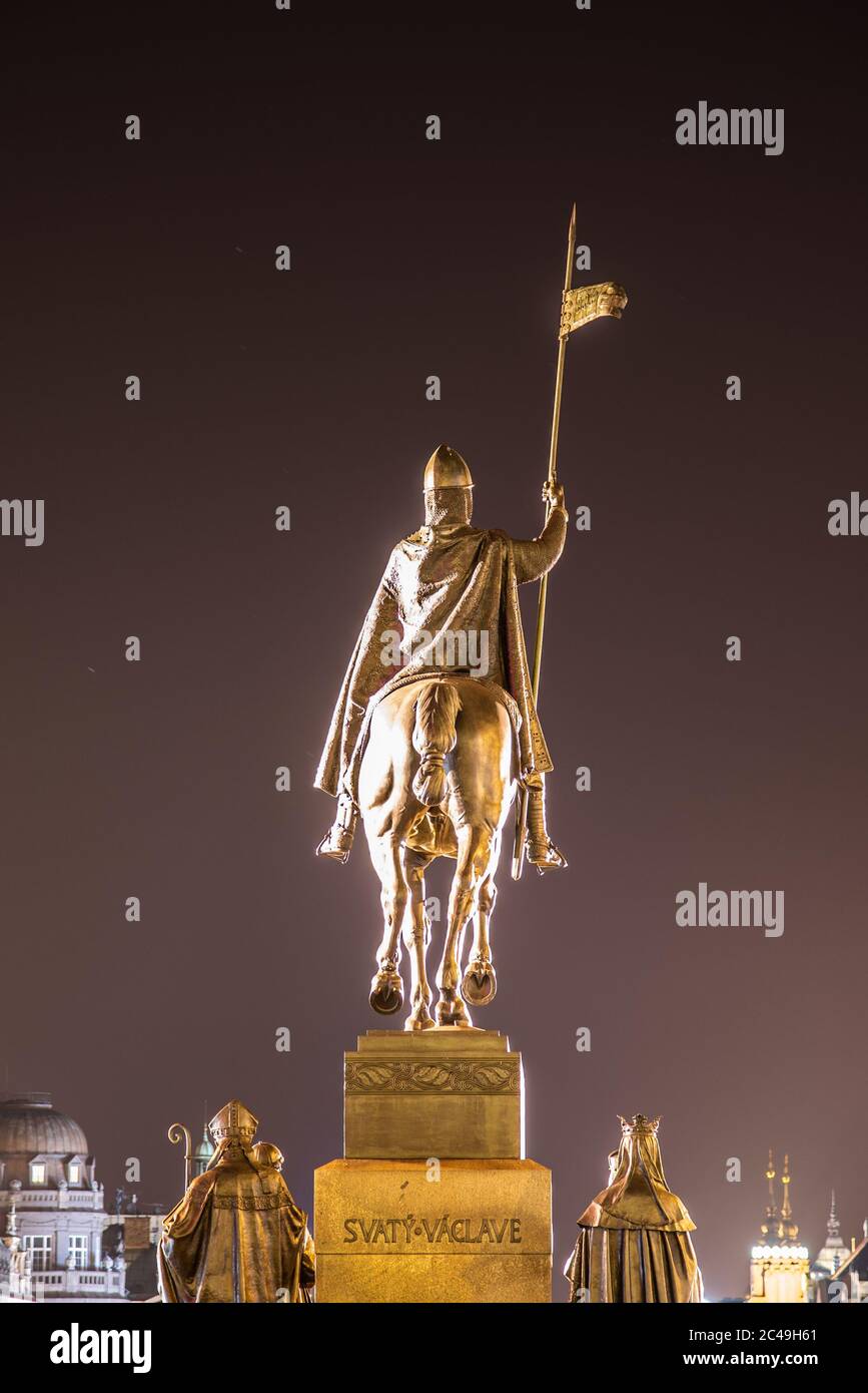 Statua equestre in bronzo di San Venceslao in Piazza Venceslao a Praga di notte, Repubblica Ceca. Vista dal lato posteriore. Foto Stock