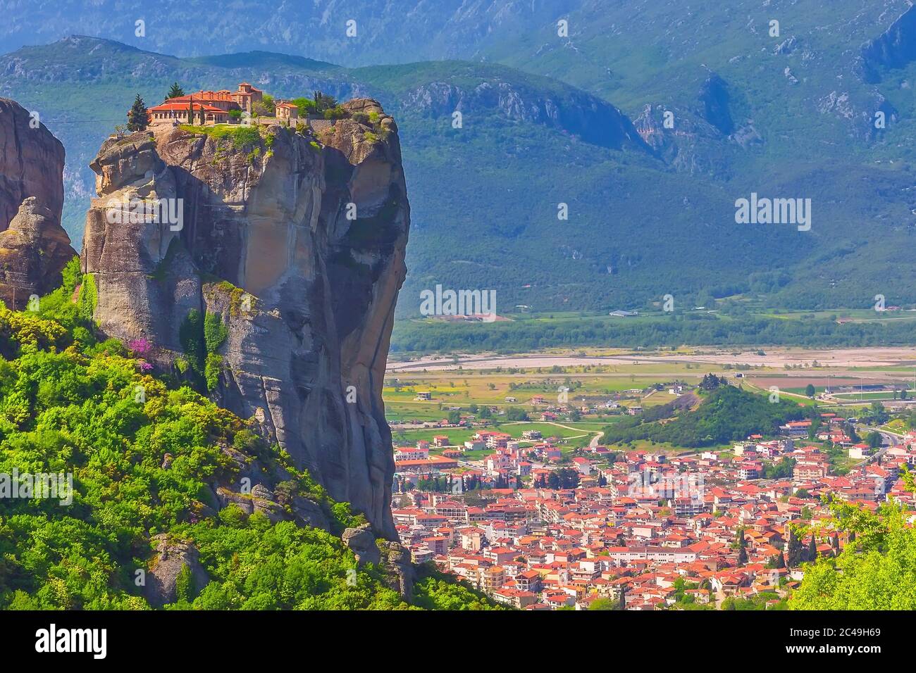 Monastero della Santissima Trinità sulla cima della scogliera, Meteora, Grecia e Kalampaka città nella valle Foto Stock