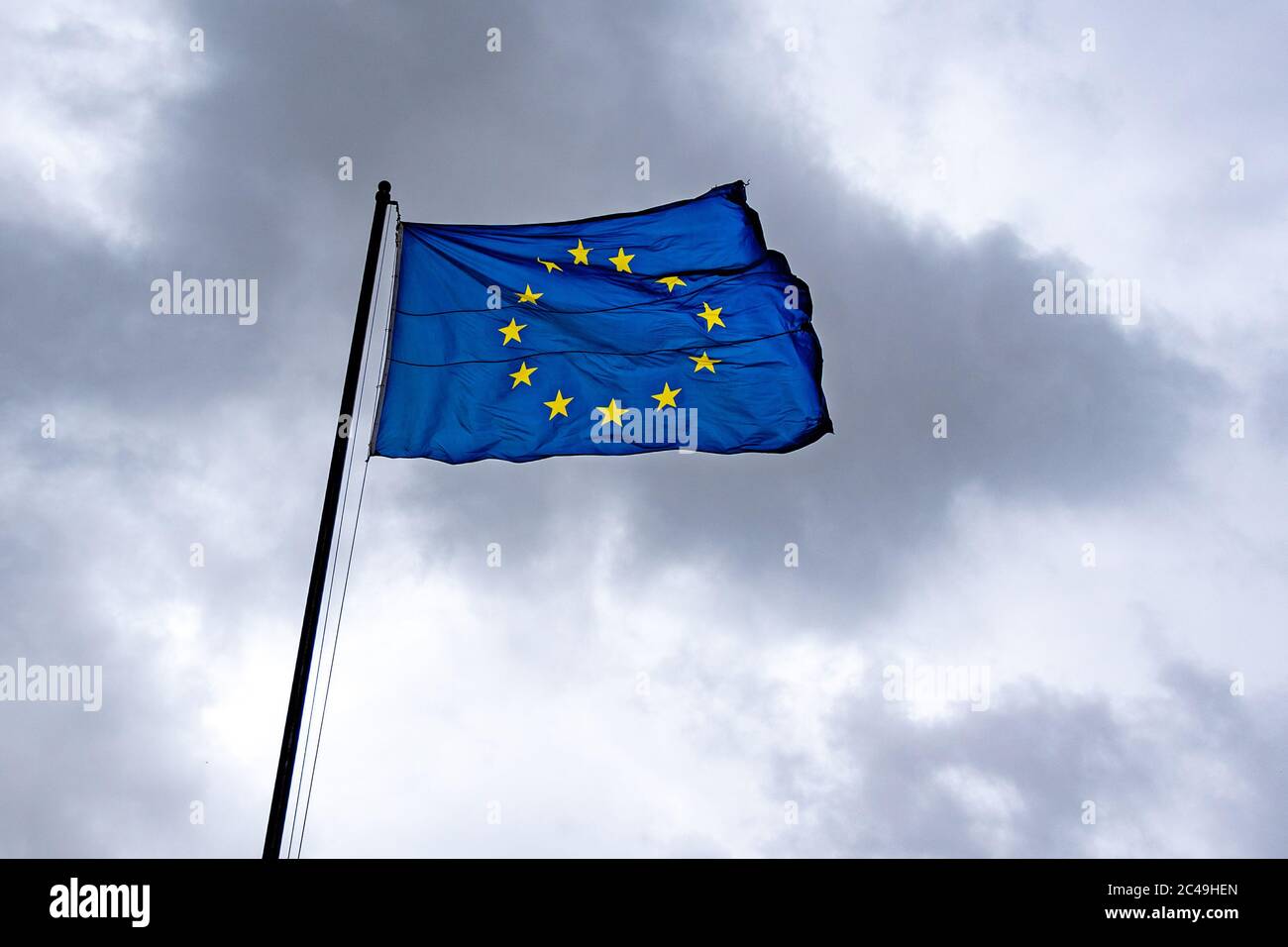 Bandiera dell'Unione europea, Unione europea, sulla drammatica cielo nuvoloso sullo sfondo. Foto Stock