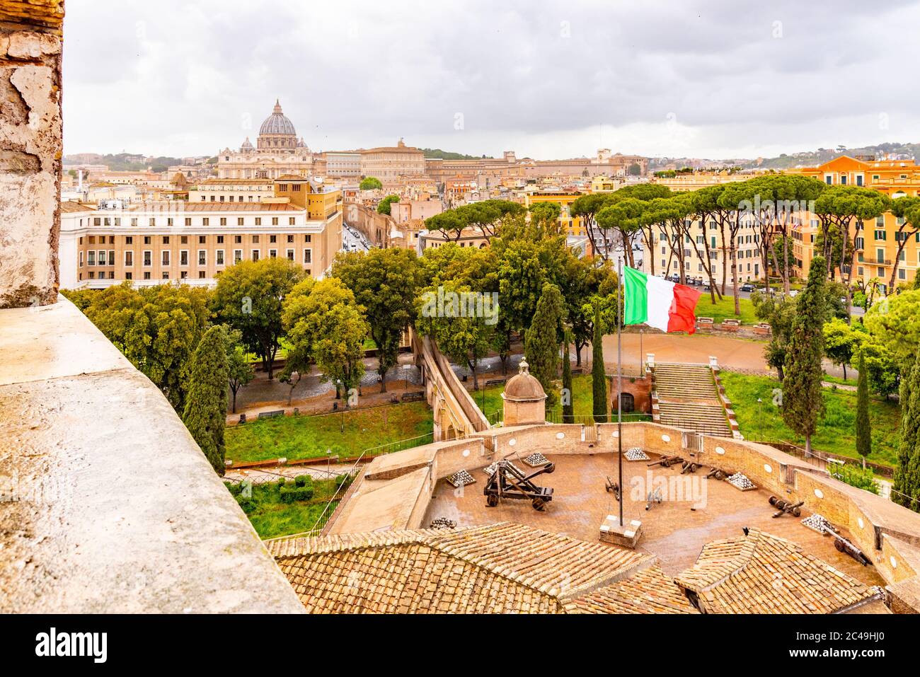 Passetto di Borgo - passaggio elevato per la Città del Vaticano. Vista dalle mura fortificate di Castel Sant'Angelo. Roma, Italia. Foto Stock