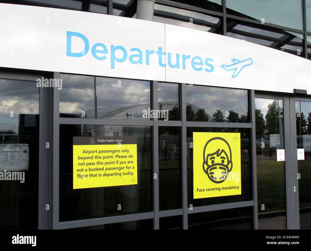 L'aeroporto di Londra Southend ha reso il proprio terminal covid-19 sicuro da coperture obbligatorie per il viso e solo i passeggeri con voli consentiti all'interno di giugno 2020 Foto Stock