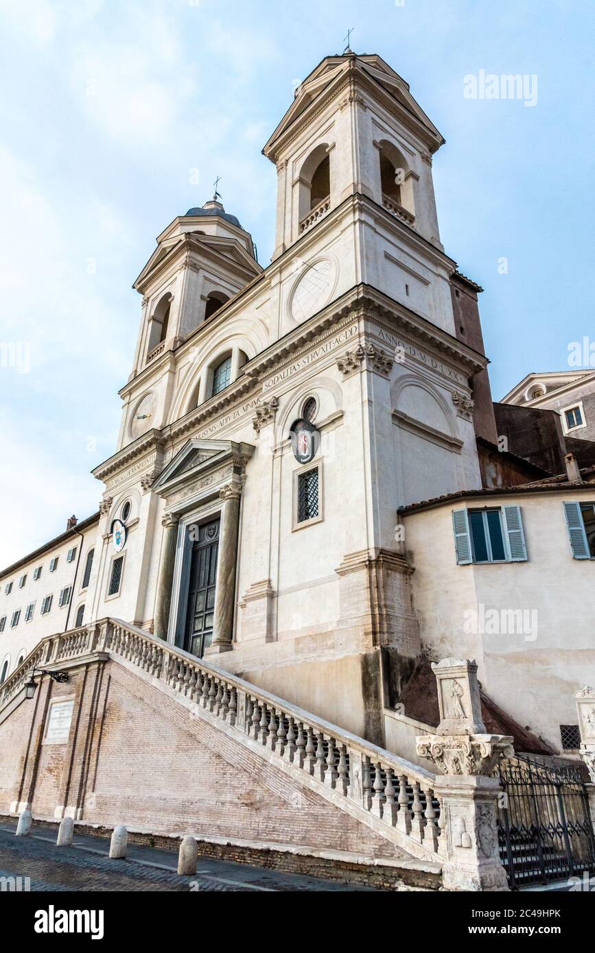 Chiesa di Trinita dei Monti in cima a Piazza di Spagna a Roma. Foto Stock