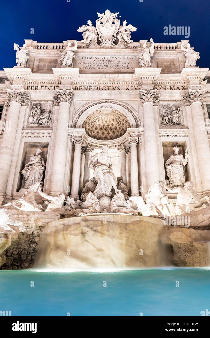 Fontana di Trevi, italiana: Fontana di Trevi, illuminata di notte a Roma Foto Stock