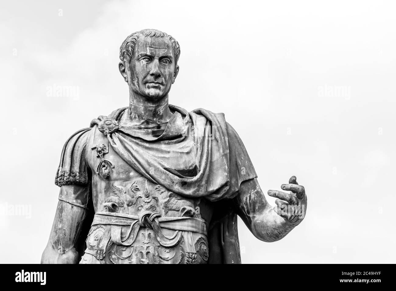 Statua dell'imperatore romano Giulio Cesare al Foro Romano, Roma, Italia. Immagine in bianco e nero. Foto Stock