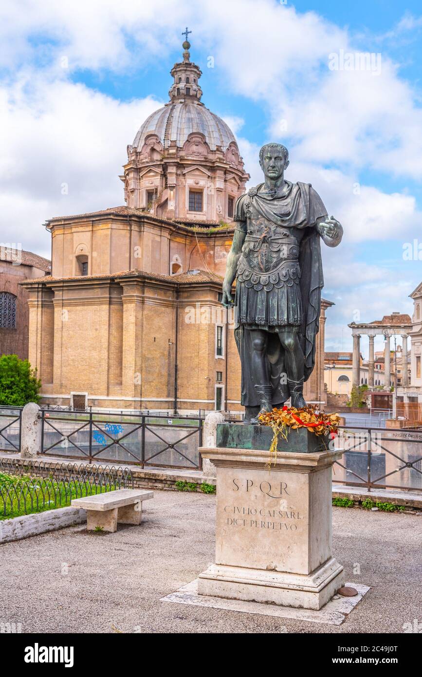 Statua dell'imperatore romano Giulio Cesare al Foro Romano, Roma, Italia. Foto Stock