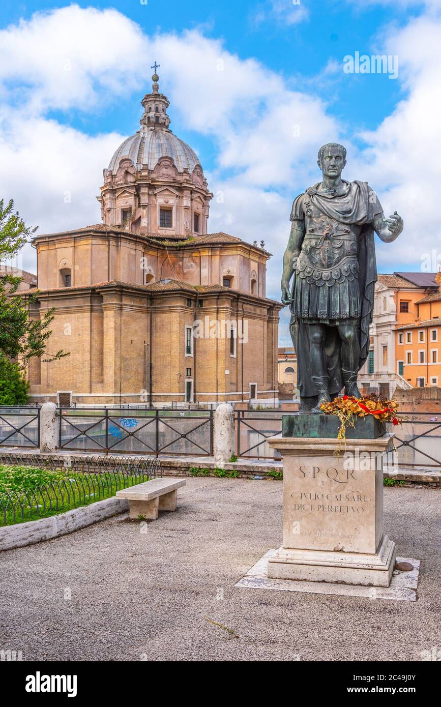 Statua dell'imperatore romano Giulio Cesare al Foro Romano, Roma, Italia. Foto Stock