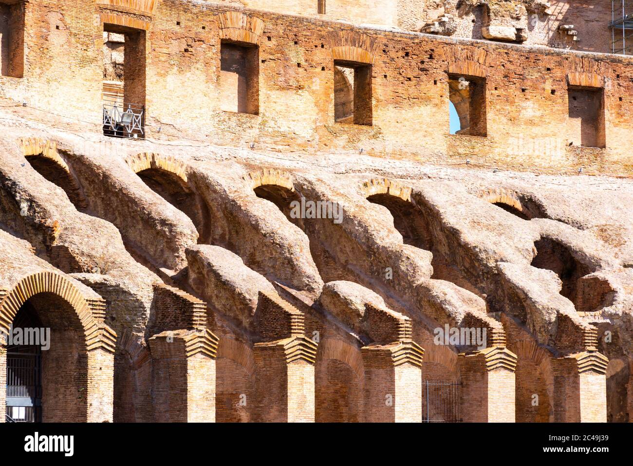 ROMA, ITALIA - 06 MAGGIO 2019: Colosseo, Colosseo o Anfiteatro Flaviano, corridoi interni con archi - dettaglio architettonico. Foto Stock