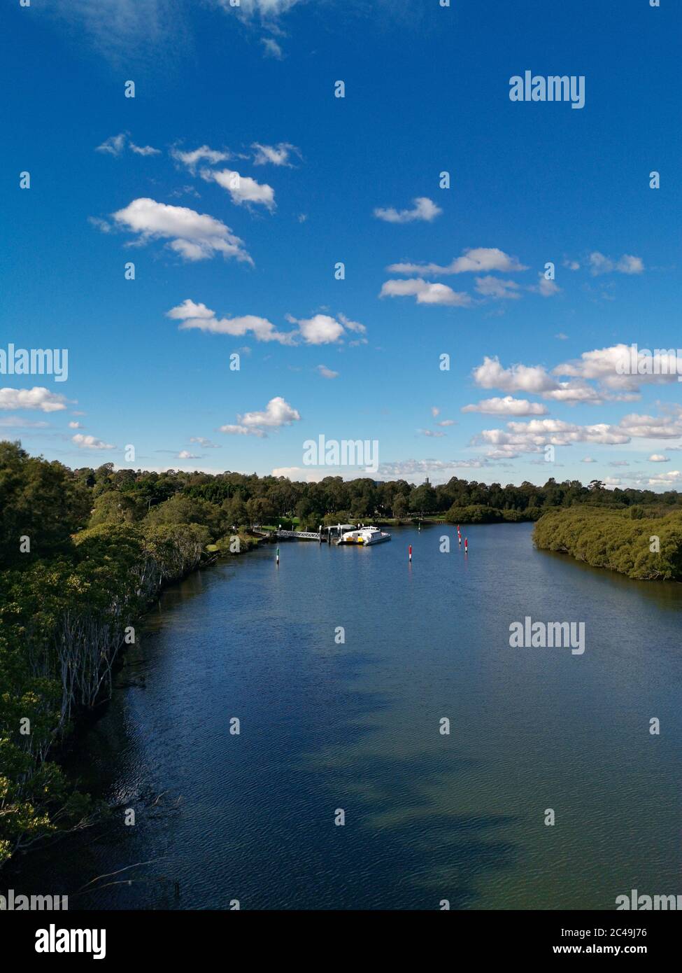 Splendida vista su un fiume con riflessi di cielo blu, nuvole e alberi, fiume Parramatta, Rydalmere, nuovo Galles del Sud, Australia Foto Stock