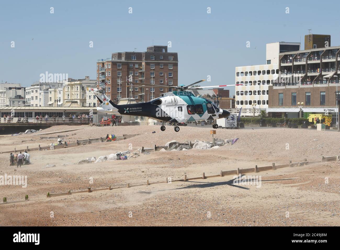 Worthing UK 25 giugno 2020 - un Air Ambulance atterra oggi sulla spiaggia di Worthing, in quanto assiste a un incidente con i servizi di emergenza. La polizia ha detto che una donna creduto essere nei suoi 50 è morto dopo aver subito un incidente medico sulla spiaggia: Credit Simon Dack / Alamy Live News Foto Stock