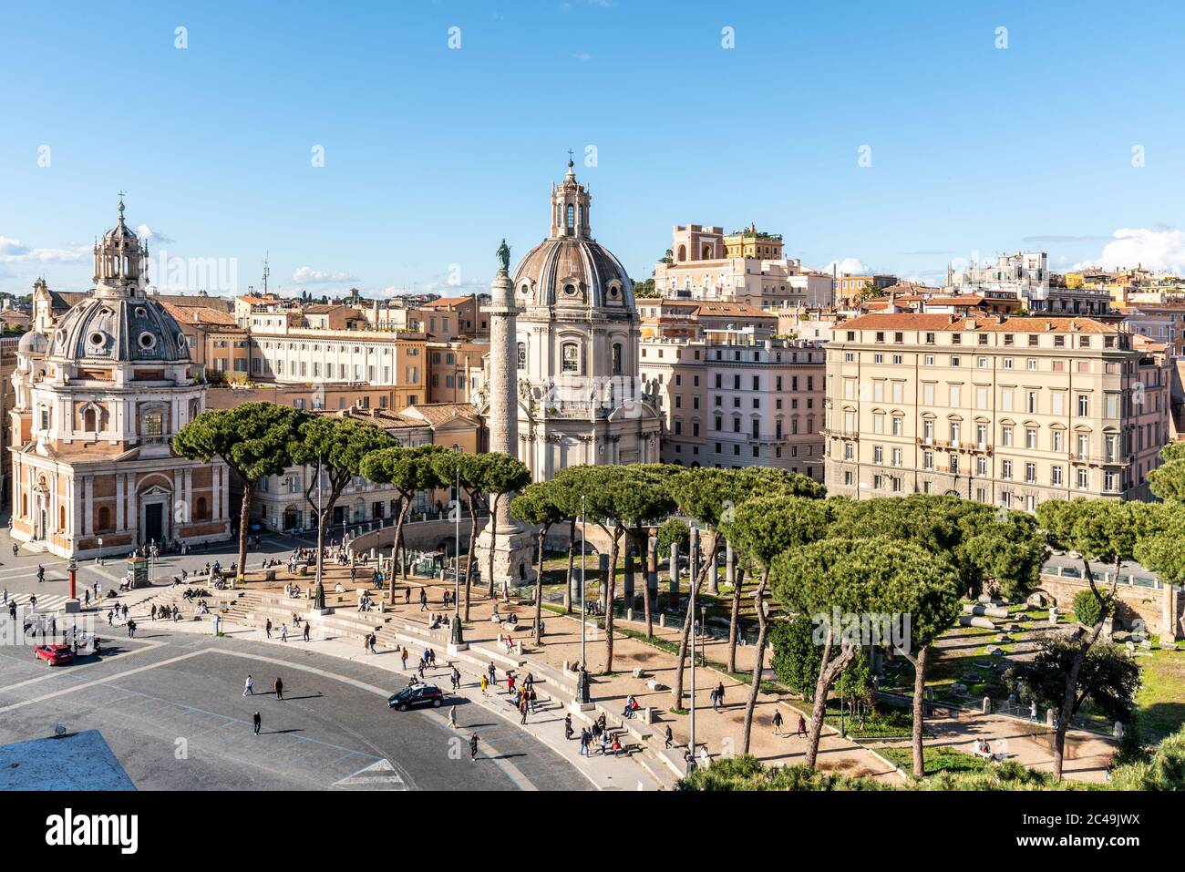 Colonna Traiana e Chiesa del Santo Nome di Maria al Foro Traiano, Italiano: Santissimo nome di Maria al Foro Traiano. Roma, Italia Foto Stock