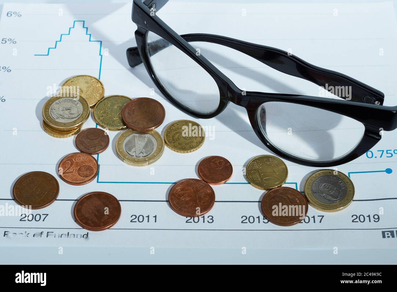 Un montone di monete di denaro su fattura di carta. Foto Stock