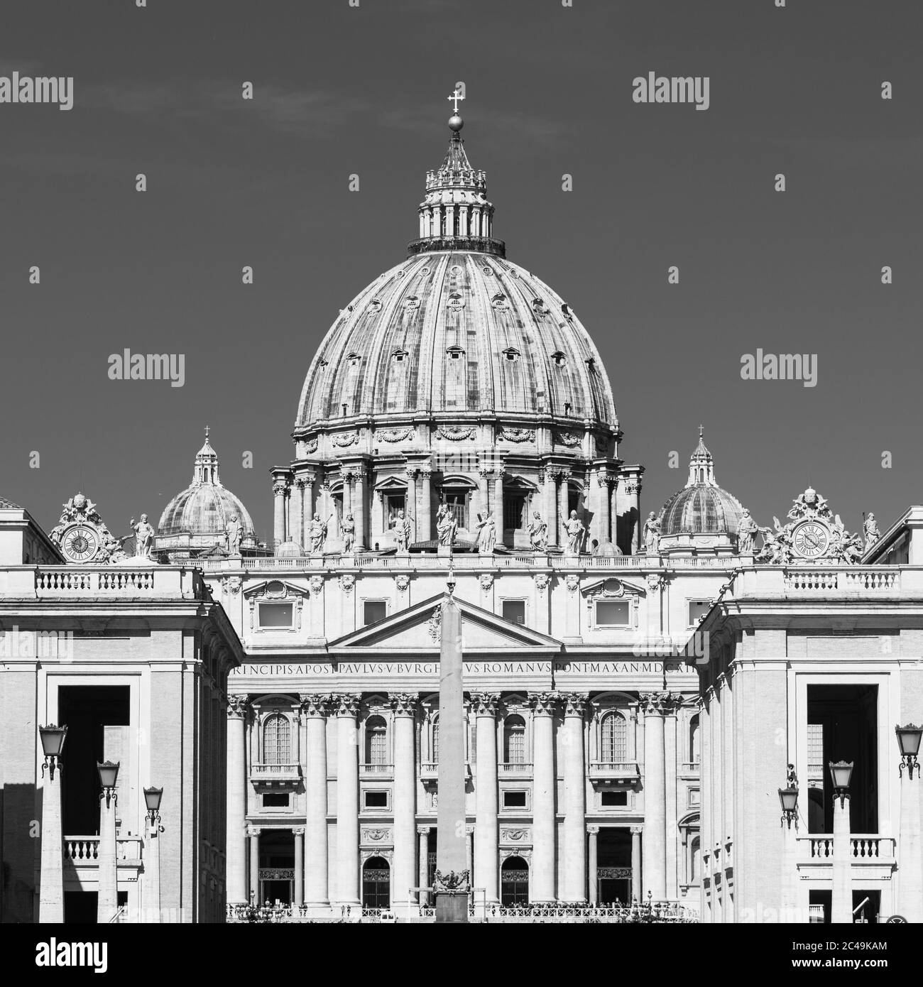 Basilica Papale di San Pietro in Vaticano. Vista frontale dettagliata della cupola. Immagine in bianco e nero. Foto Stock