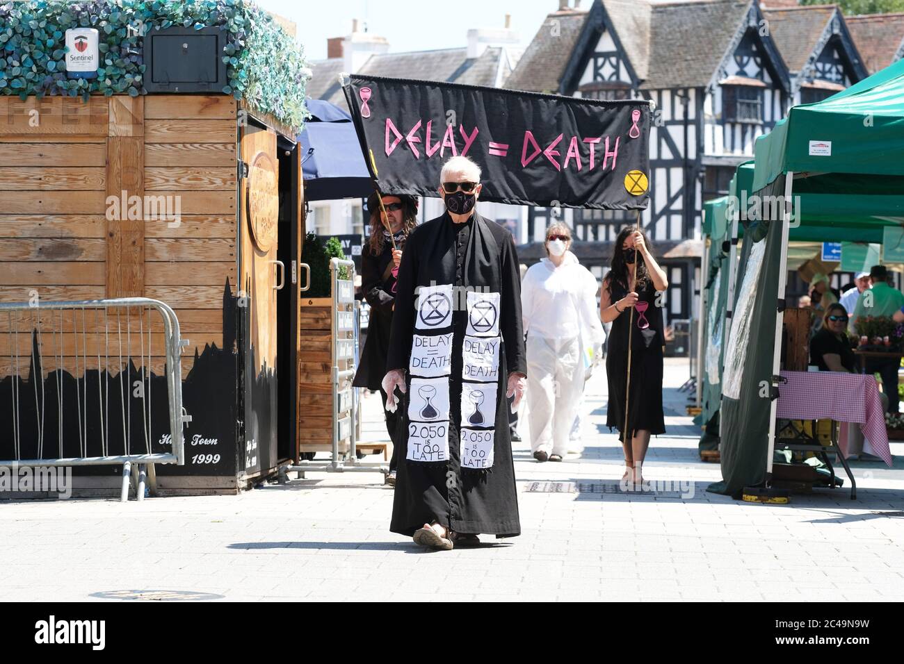 Hereford, Herefordshire, Regno Unito – Giovedì 25 giugno 2020 – i manifestanti della ribellione estintante ( XR ) si sono prostrati attraverso Hereford per protestare contro il cambiamento climatico. Oggi la commissione per il cambiamento climatico ( CCC ) ha pubblicato il suo ultimo rapporto che afferma che il Regno Unito sta perdendo il suo obiettivo di ridurre le emissioni di gas serra, ironicamente il giorno più caldo dell'anno per gran parte del Regno Unito, con temperature locali che raggiungono i 30 °C in Herefordshire. Foto Steven maggio / Alamy Live News Foto Stock