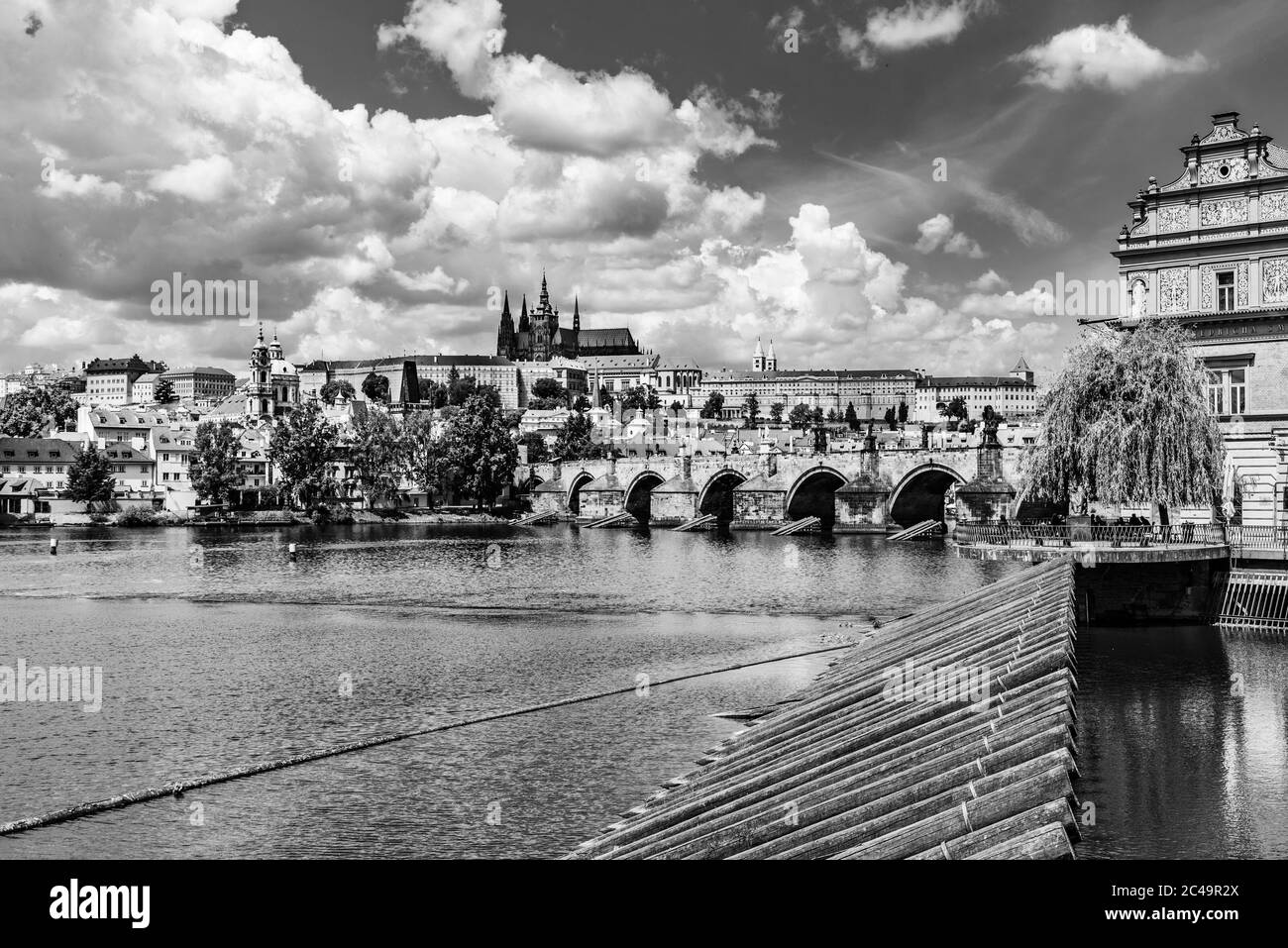 Praga Panorama con il Castello di Praga e il Ponte Carlo sopra il fiume Moldava, Praga, Repubblica Ceca. Immagine in bianco e nero. Foto Stock