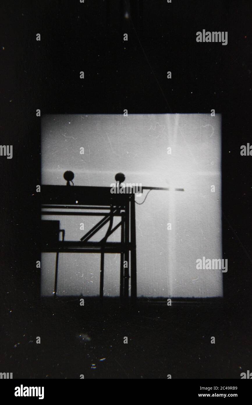 Fine anni '70 vintage nero e bianco stile di vita fotografia della struttura in acciaio per le luci pista aeroporto. Foto Stock