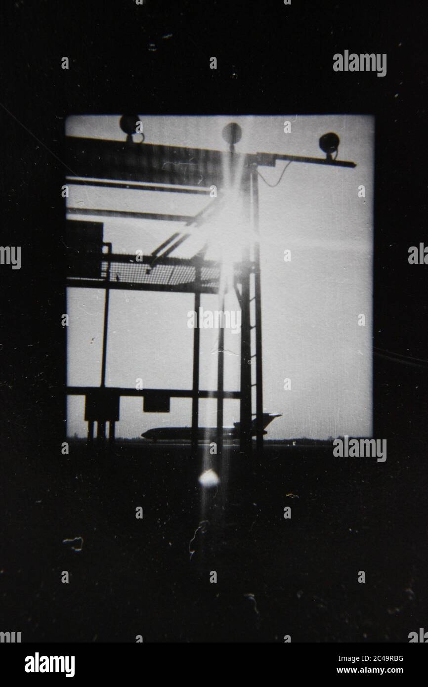Fine anni '70 vintage nero e bianco stile di vita fotografia della struttura in acciaio per le luci pista aeroporto. Foto Stock
