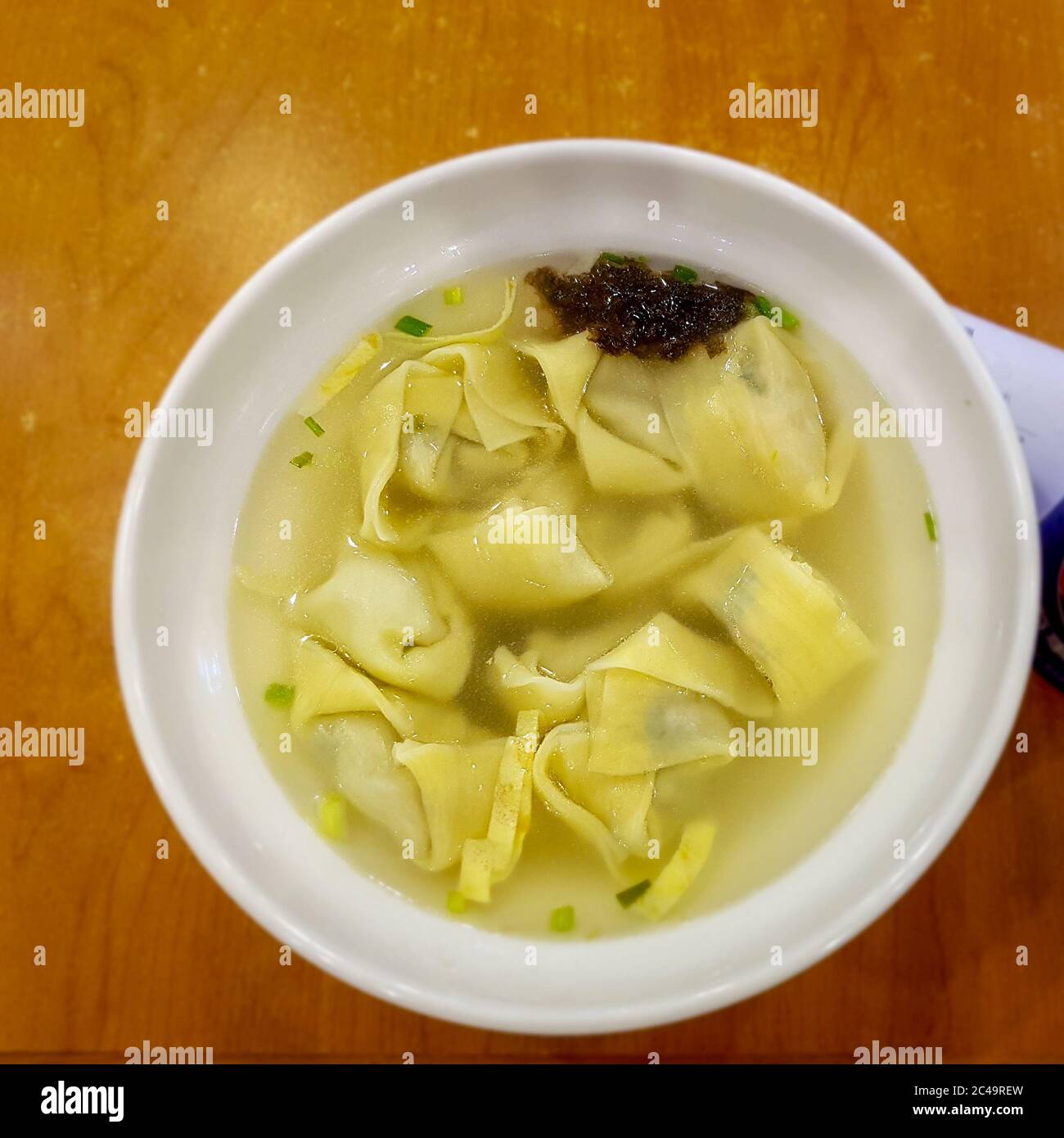 Zuppa di Wonton - Wonton, un tipo di gnocchi cinesi ripieni di carne tritata, di solito maiale e borsetta di pastore serviti in zuppa di pollo. Cibo locale. Foto Stock