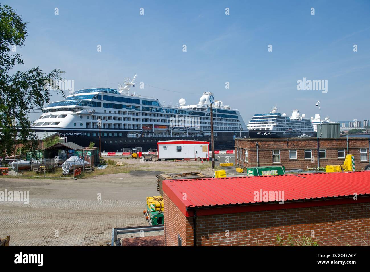 Glasgow, Regno Unito. 25 Giugno 2020. Foto: (L-R) Azamara Pursuit, Azamara quest, Azamara Journey navi da crociera visto ormeggiato nel molo di Re Giorgio V vicino Shieldhall a Glasgow. A causa della crisi del Coronavirus (COVID19), le navi da crociera sono ormentate a Glasgow. Credit: Colin Fisher/Alamy Live News Foto Stock