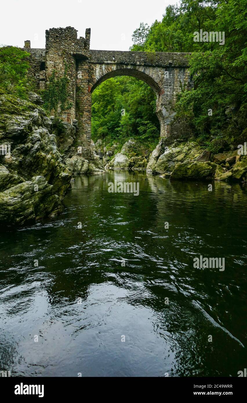 Pont du Diable vecchio ponte sul fiume Ariege, Pirenei francesi, Francia Foto Stock