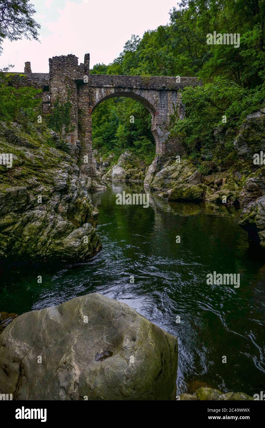 Pont du Diable vecchio ponte sul fiume Ariege, Pirenei francesi, Francia Foto Stock