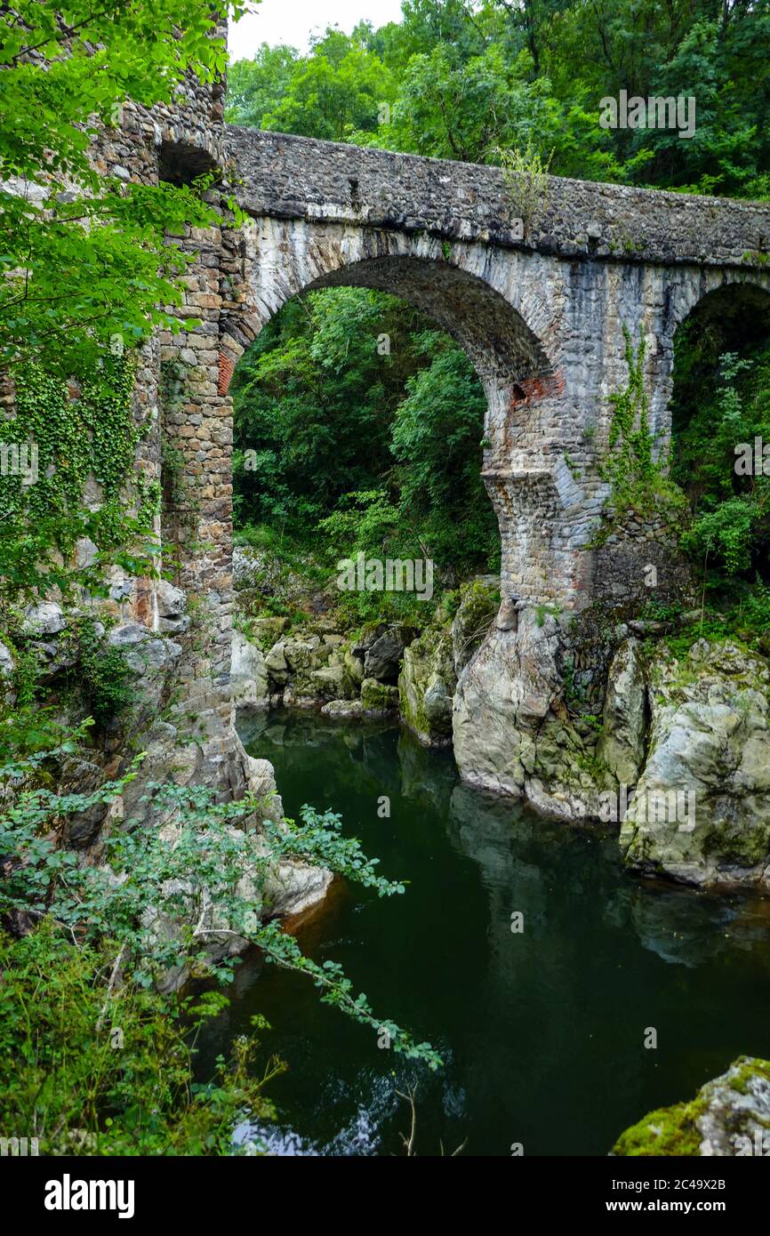 Pont du Diable vecchio ponte sul fiume Ariege, Pirenei francesi, Francia Foto Stock