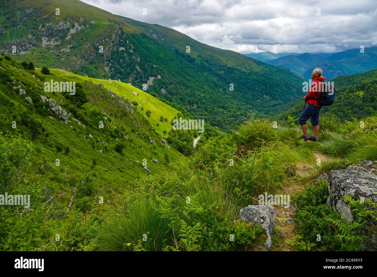 Donna escursionista in rosso vicino al Port de Lers, un passo di montagna in Ariege, Pirenei, Francia Foto Stock