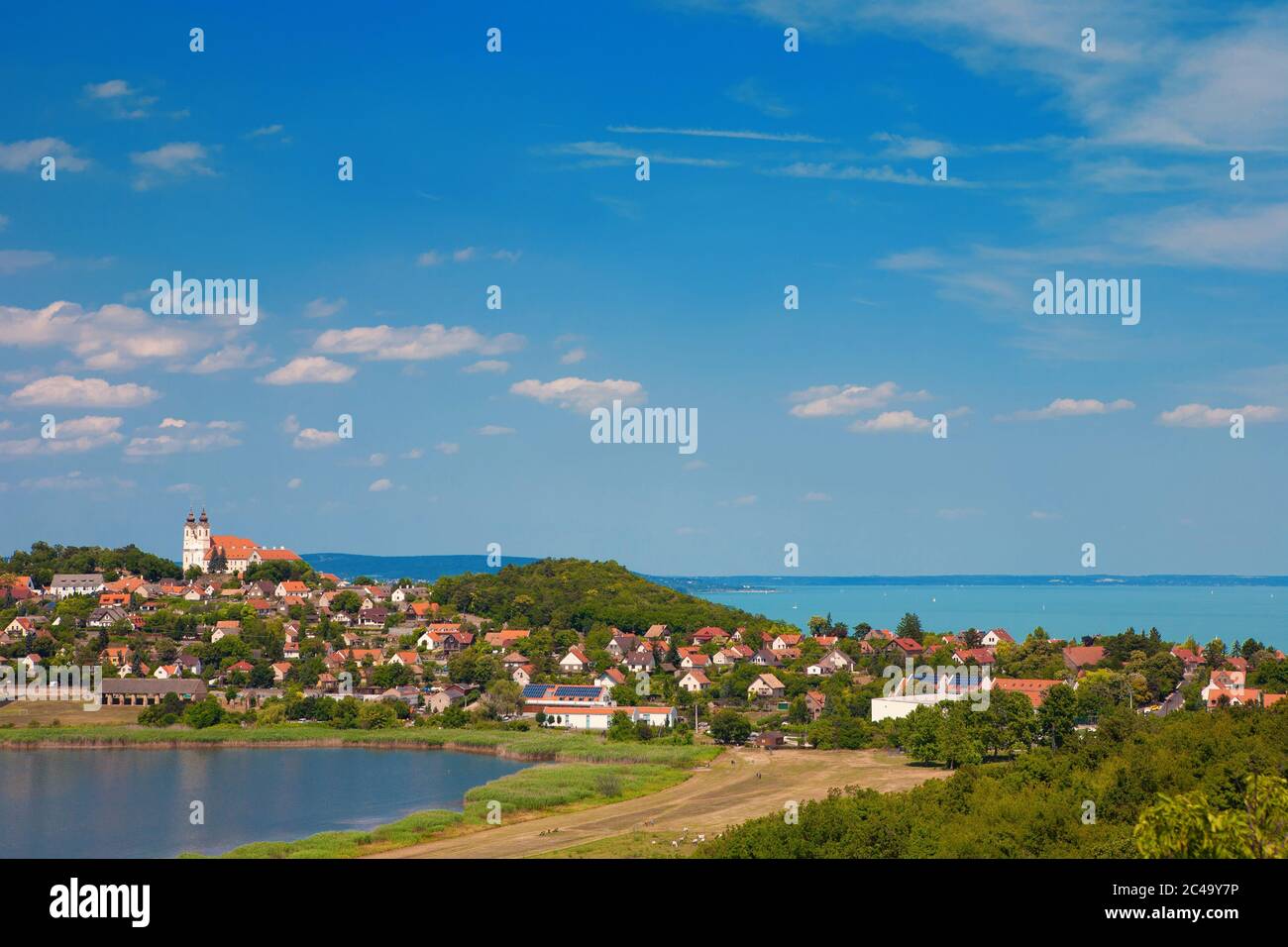 Vista panoramica del villaggio di Tihany con la famosa abbazia sulla cima della collina e il lago Balaton sullo sfondo e il lago interno in una giornata di sole Foto Stock