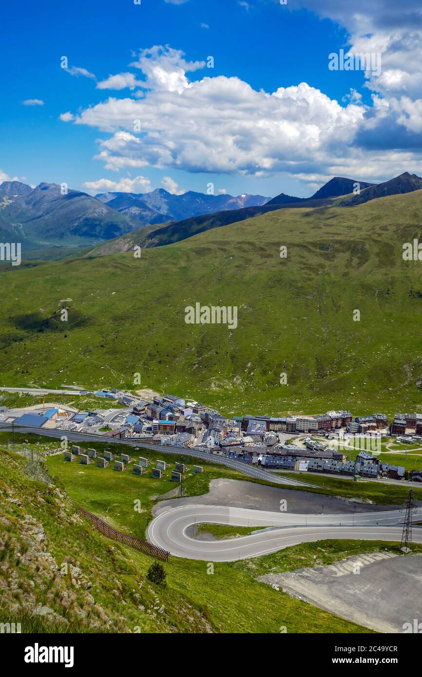 Strada tortuosa che si snoda verso il passo del Porto d'Envalera, Pas de la Casa. Andorra, montagne dei Pirenei Foto Stock