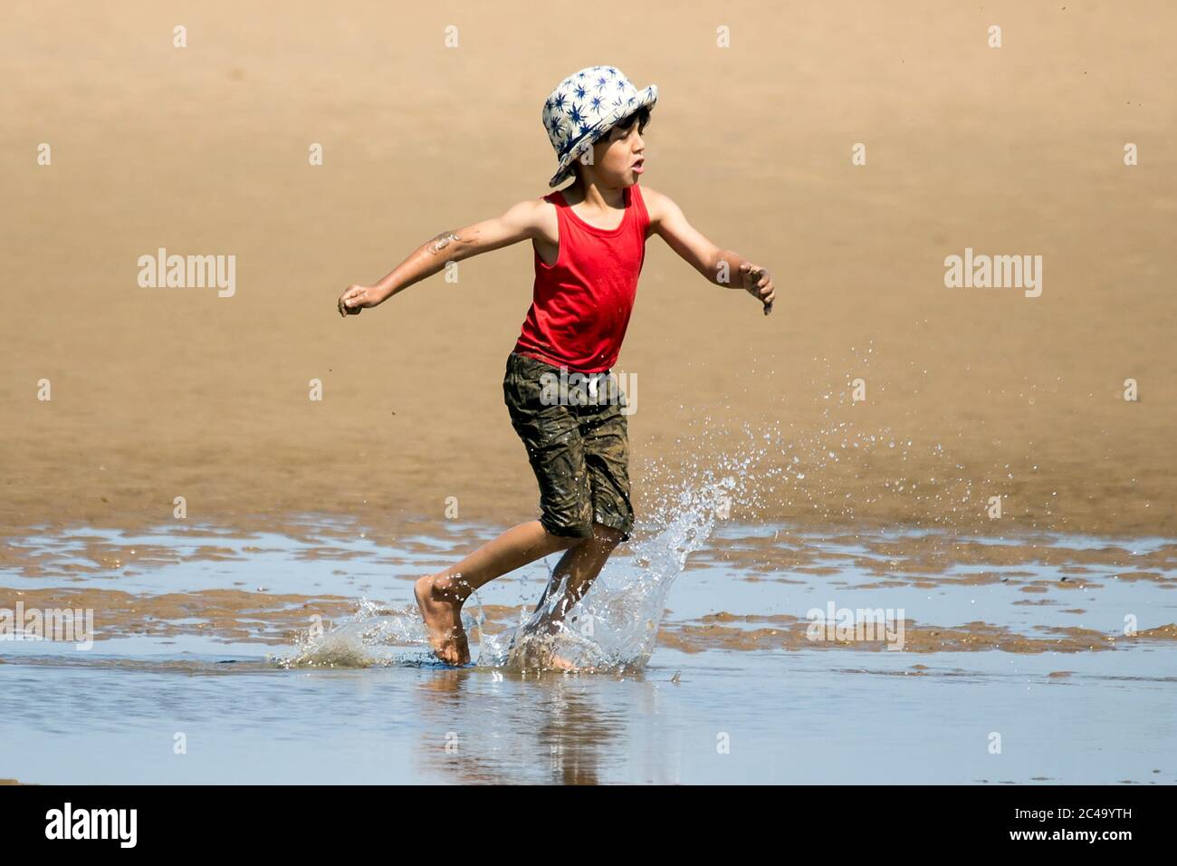 Southport, Merseyside, Regno Unito. 25 giugno 2020. I bambini e le famiglie si rinfrescano in mare mentre le temperature scottanti infornano le sabbie dorate di Southport Beach a Merseyside. Credit: Cernan Elias/Alamy Live News Foto Stock