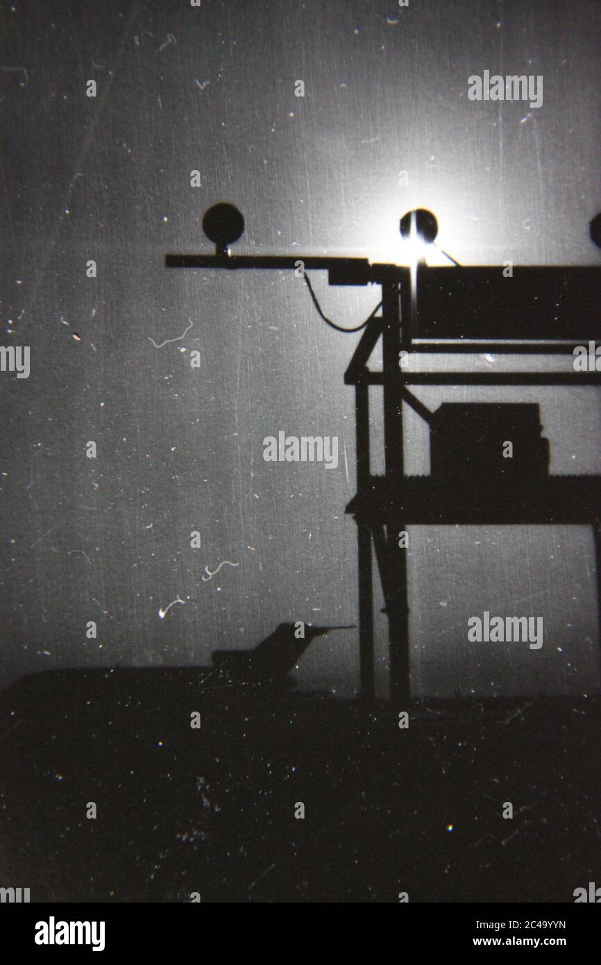 Fine anni '70 vintage nero e bianco stile di vita fotografia della struttura in acciaio per le luci pista aeroporto. Foto Stock