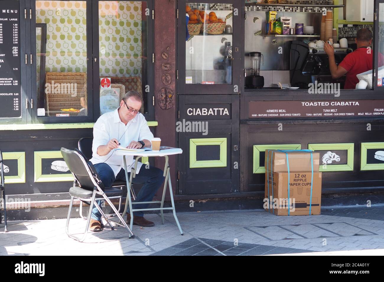 Londra, Regno Unito. 25 Giugno 2020. I residenti di Kensington iniziano a godere di tutti i piaceri della vita, come sedersi a un tavolo da caffè sulla terrazza Credit: Brian Minkoff/ Alamy Live News Foto Stock