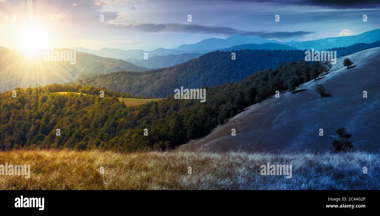 giorno e notte cambiano concetto di paesaggio montano. prato erboso sulla collina. faggeta sulla lontana cresta sotto un sole e la luna Foto Stock
