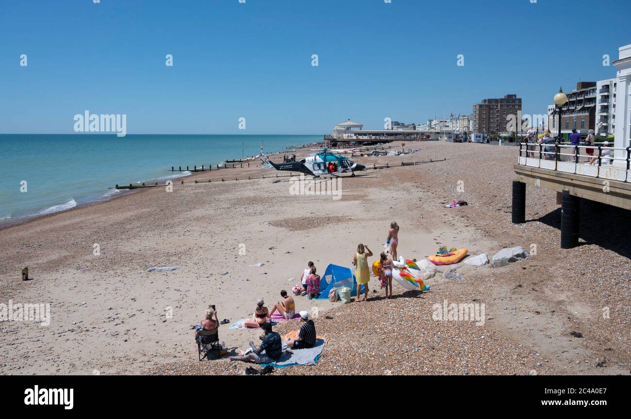 Worthing UK 25 giugno 2020 - un Air Ambulance atterra oggi sulla spiaggia di Worthing, in quanto assiste a un incidente con i servizi di emergenza. : Credit Simon Dack / Alamy Live News Foto Stock
