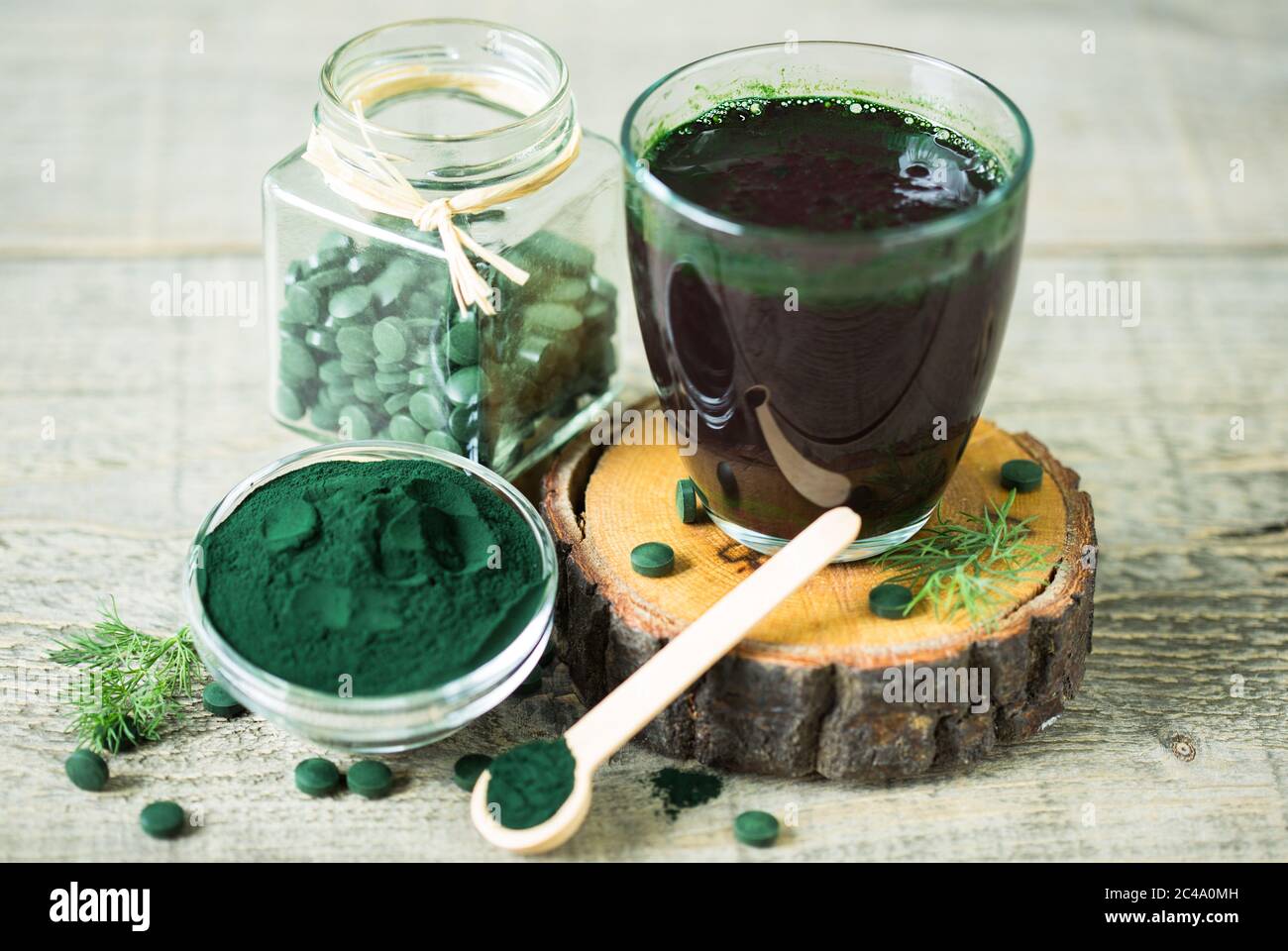 Spirulina compresse e polvere in recipienti Foto Stock